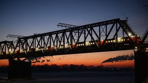 Электропоезд на железнодорожном мосту через реку Обь в Новосибирске, который является частью Транссибирской железнодорожной магистрали