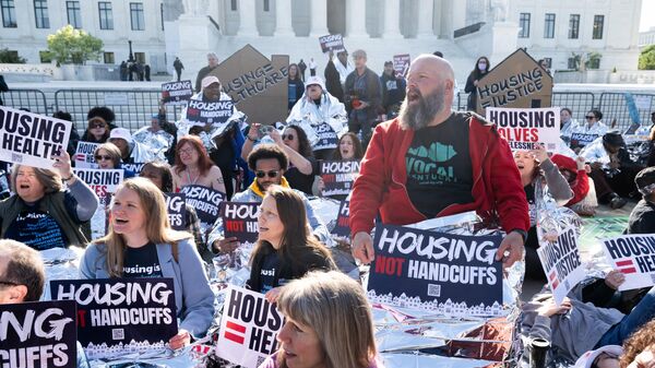 Демонстрация у Верховного суда в Вашингтоне, который рассматривает дело о конституционности штрафов для бездомных. 22 апреля 2024