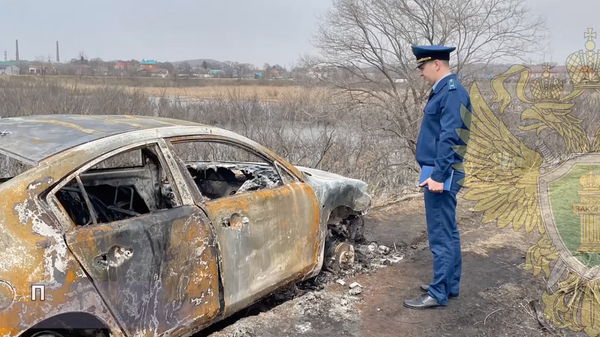 Сгоревший автомобиль Mazda Axela на месте убийства в городе Уссурийске