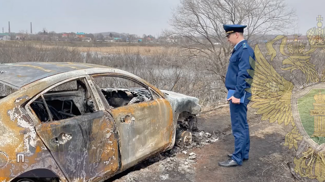 Сгоревший автомобиль Mazda Axela на месте убийства в городе Уссурийске