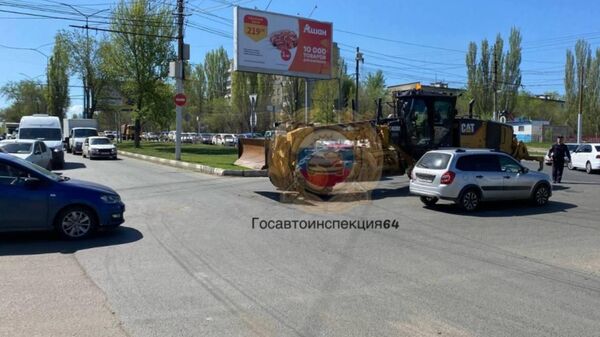 Место столкновения пассажирского автобуса и трактора в Саратове. 23 апреля 2024