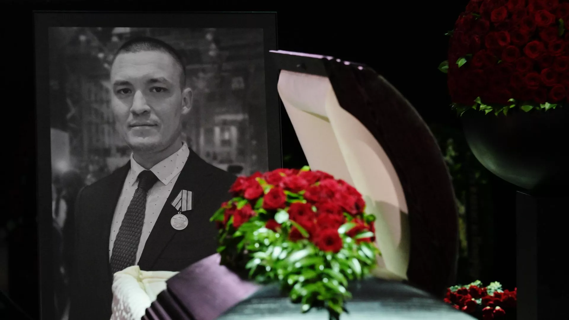 Церемония прощания с погибшим в зоне СВО военкором Известий Семеном Ереминым - РИА Новости, 1920, 24.04.2024