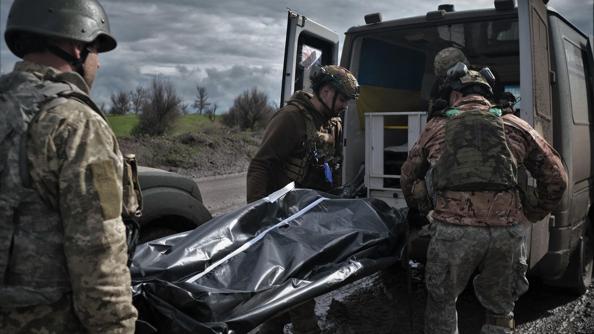 Украинские военные переносят тело погибшего в Донецкой области - РИА Новости, 1920, 23.04.2024