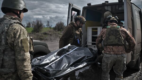 Украинские военные переносят тело погибшего в Донецкой области
