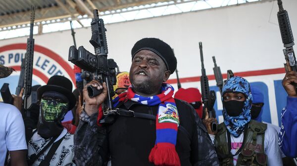 Гаитянский криминальный лидер Джимми Шеризье, более известный как Барбекю, во время марша в Порт-о-Пренсе, Гаити