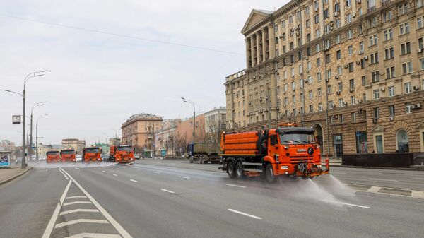 Промывка дороги на Новинском бульваре