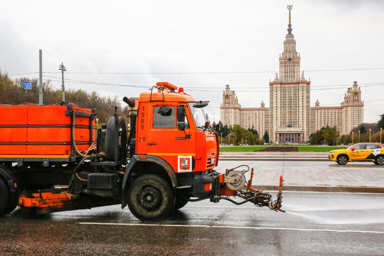 Промывка дороги на Воробьевых горах