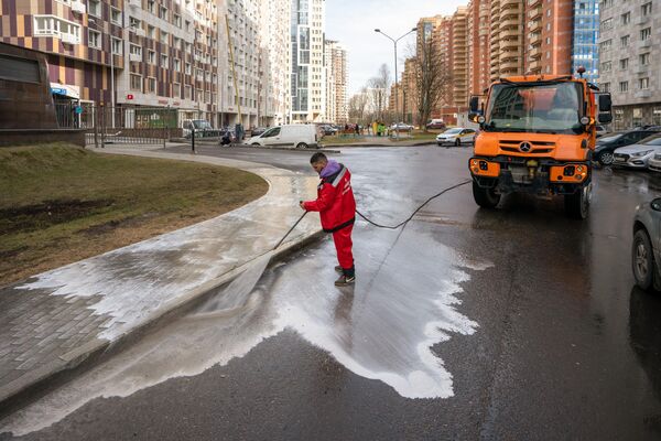 Промывка дороги на улице Обручева