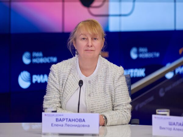 Декан Факультета журналистики МГУ им. Ломоносова Елена Леонидовна Вартанова на пресс-конференции, посвященной старту нового сезона проекта министерства культуры РФ Музейные маршруты России Декан Факультета журналистики МГУ им. Ломоносова Елена Леонидовна Вартанова на пресс-конференции, посвященной старту нового сезона проекта министерства культуры РФ Музейные маршруты России