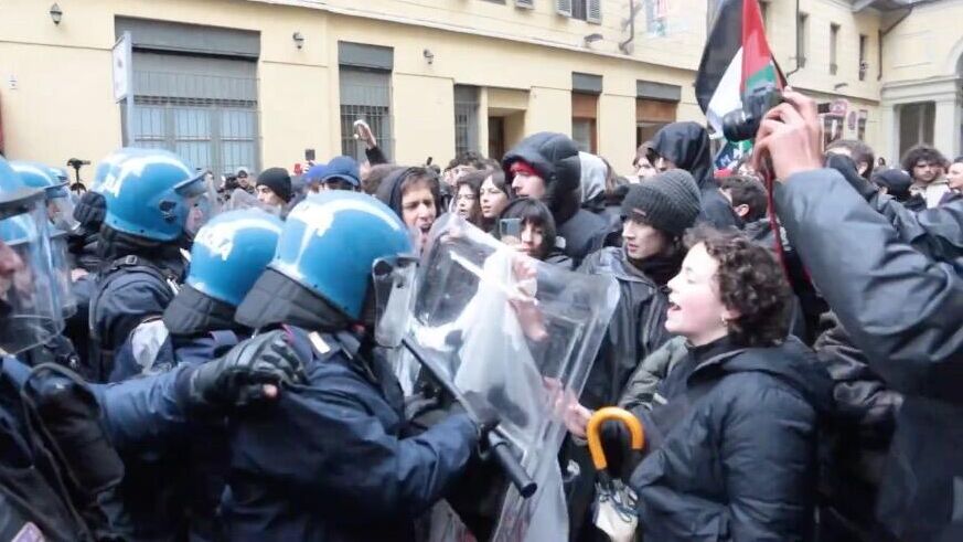 Столкновение между полицией и протестующими студентами в Турине - РИА Новости, 1920, 23.04.2024