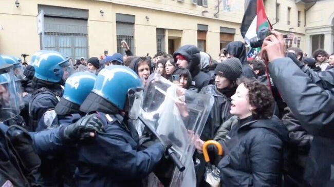 Столкновение между полицией и протестующими студентами в Турине