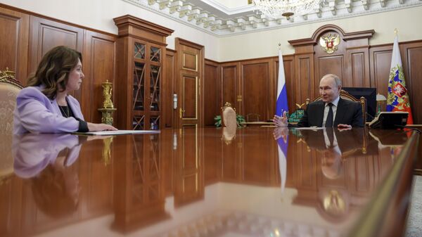 Президент РФ Владимир Путин и председатель Верховного суда РФ Ирина Подносова во время встречи