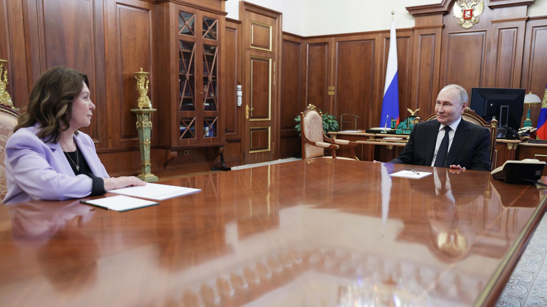  Президент РФ Владимир Путин и председатель Верховного суда РФ Ирина Подносова во время встречи. 23 апреля 20240
