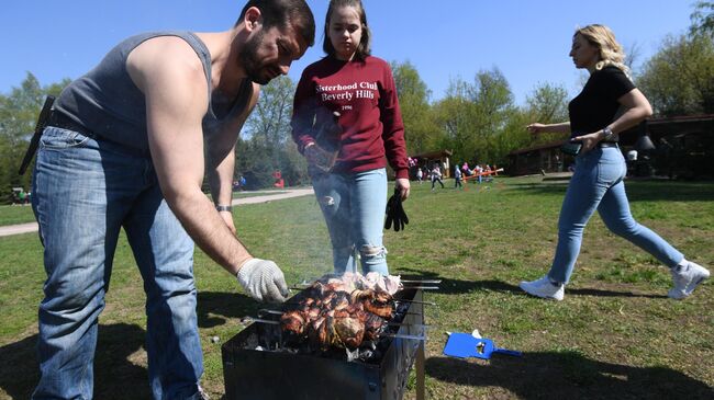 Мужчина жарит шашлык