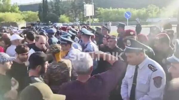 Протестующие в Армении пытаются заблокировать дорогу к КПП на границе с Грузией