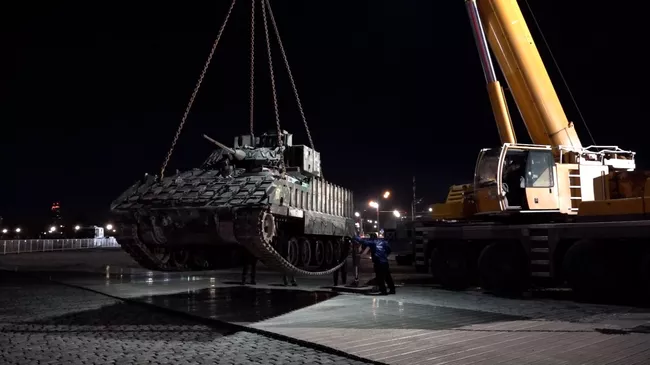 Транспортировка трофейного танка Leopard на Поклонную гору 