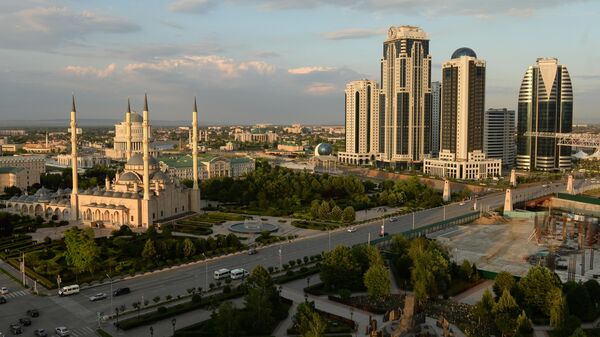 Вид на центральную мечеть Сердце Чечни имени Ахмата Кадырова и здания высотного комплекса Грозный сити в Грозном