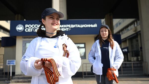 Волонтеры раздают георгиевские ленточки прохожим на Зубовском бульваре в Москве