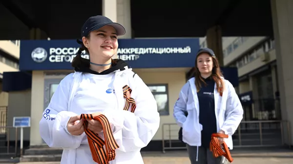 Волонтеры раздают георгиевские ленточки прохожим на Зубовском бульваре в Москве Волонтеры раздают георгиевские ленточки прохожим на Зубовском бульваре в Москве