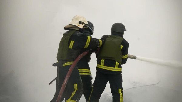 Пожарные на месте удара на Украине