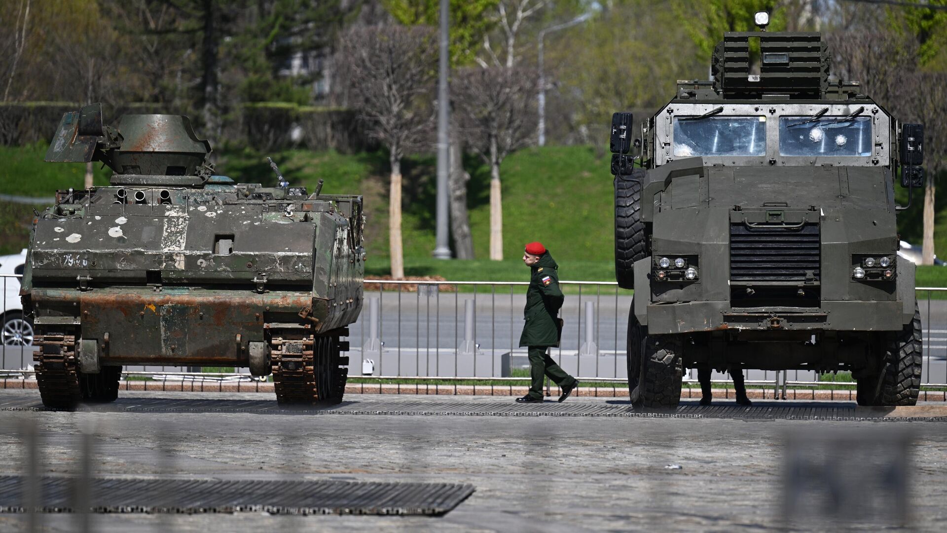 БТР М-113 и бронеавтомобиль MRAP BMC Kirpi 4x4, захваченные российскими военнослужащими в ходе спецоперации, на Поклонной горе в Москве1