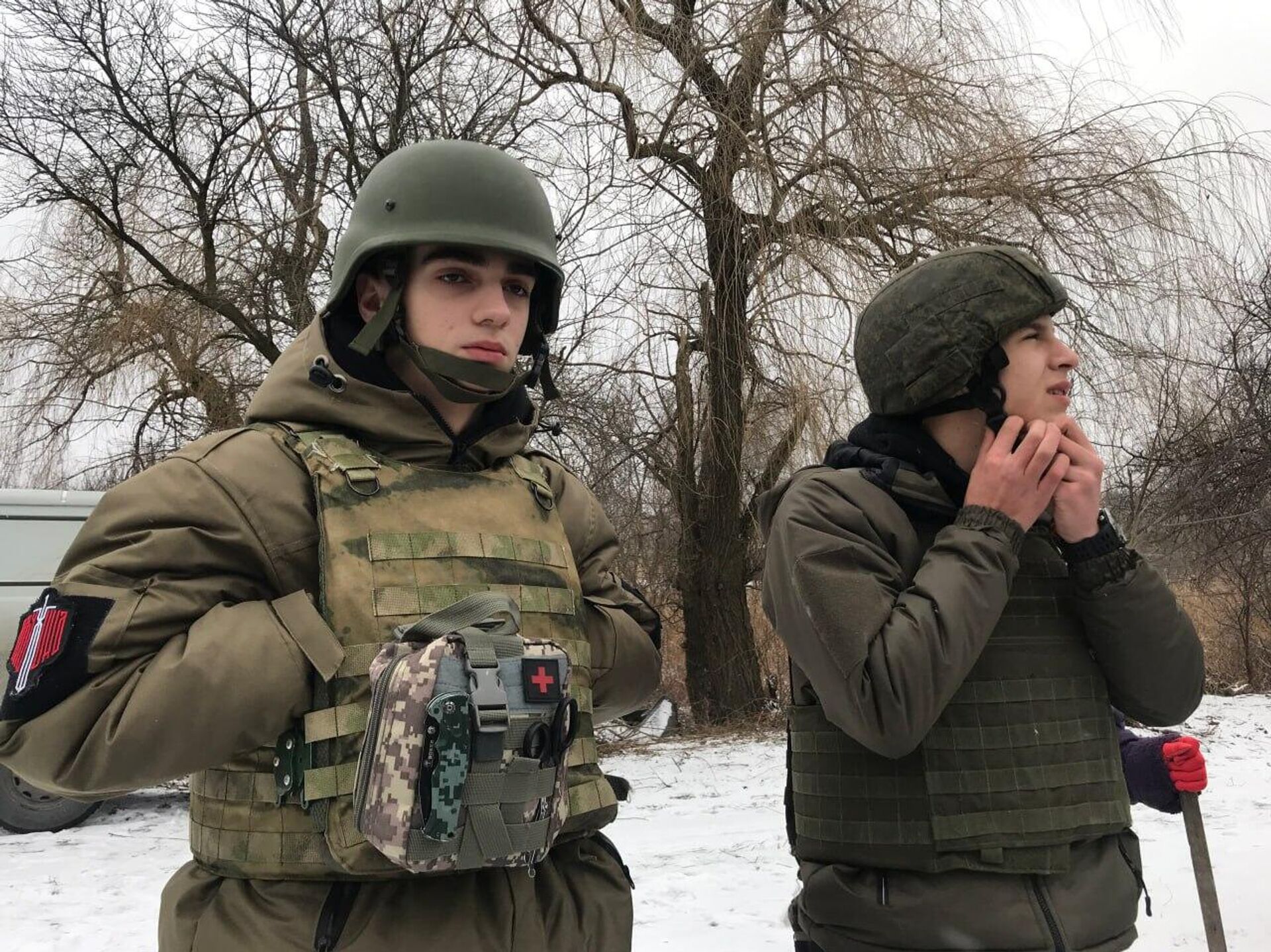 Егор (справа) вместе с другим волонтером Егор (справа) вместе с другим волонтером