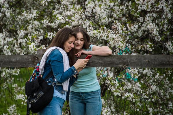 Девушки в яблоневом саду в московском музее-заповеднике Коломенское