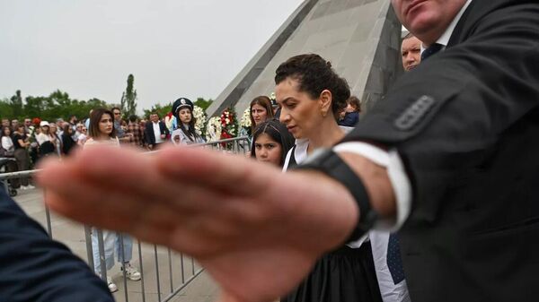 Жена премьер-министра Армении Никола Пашиняна Анна Акопян направляется к мемориалу памяти жертв геноцида армян Цицернакаберд в Ереване, Армения