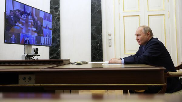 Президент РФ Владимир Путин в режиме видеоконференции проводит совещание по вопросам ликвидации последствий паводков в Оренбургской, Курганской и Тюменской областях