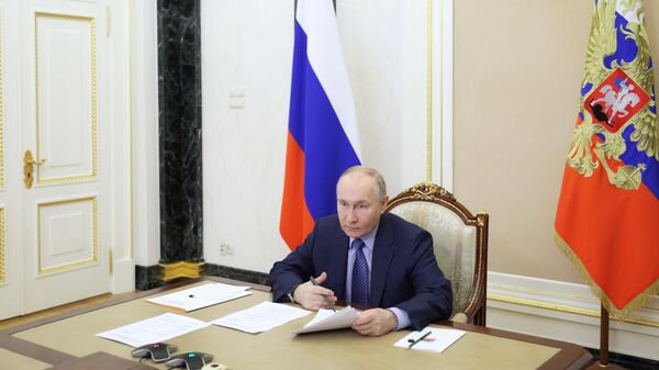 Президент РФ Владимир Путин в режиме видеоконференции проводит совещание по вопросам ликвидации последствий паводков в Оренбургской, Курганской и Тюменской областях