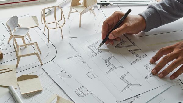 Дизайнер мебели работает над чертежами