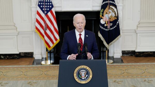 Президент США Джо Байден выступает на пресс-конференции в Вашингтоне после подписания закона о выделении помощи союзникам США