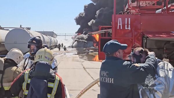 Сотрудники МЧС во время ликвидации пожара в Омской области. Кадр виде