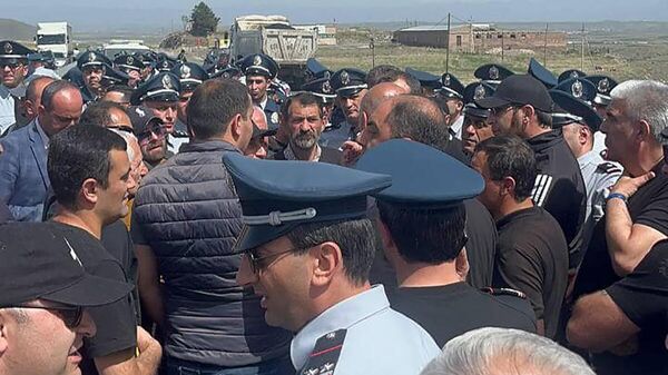Сотрудники полиции и протестующие на автодороге Ереван — Гюмри в Армении