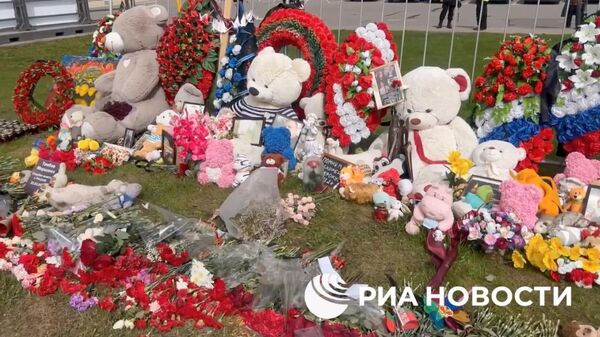 Люди продолжают нести цветы к мемориалу у Крокус Сити Холла