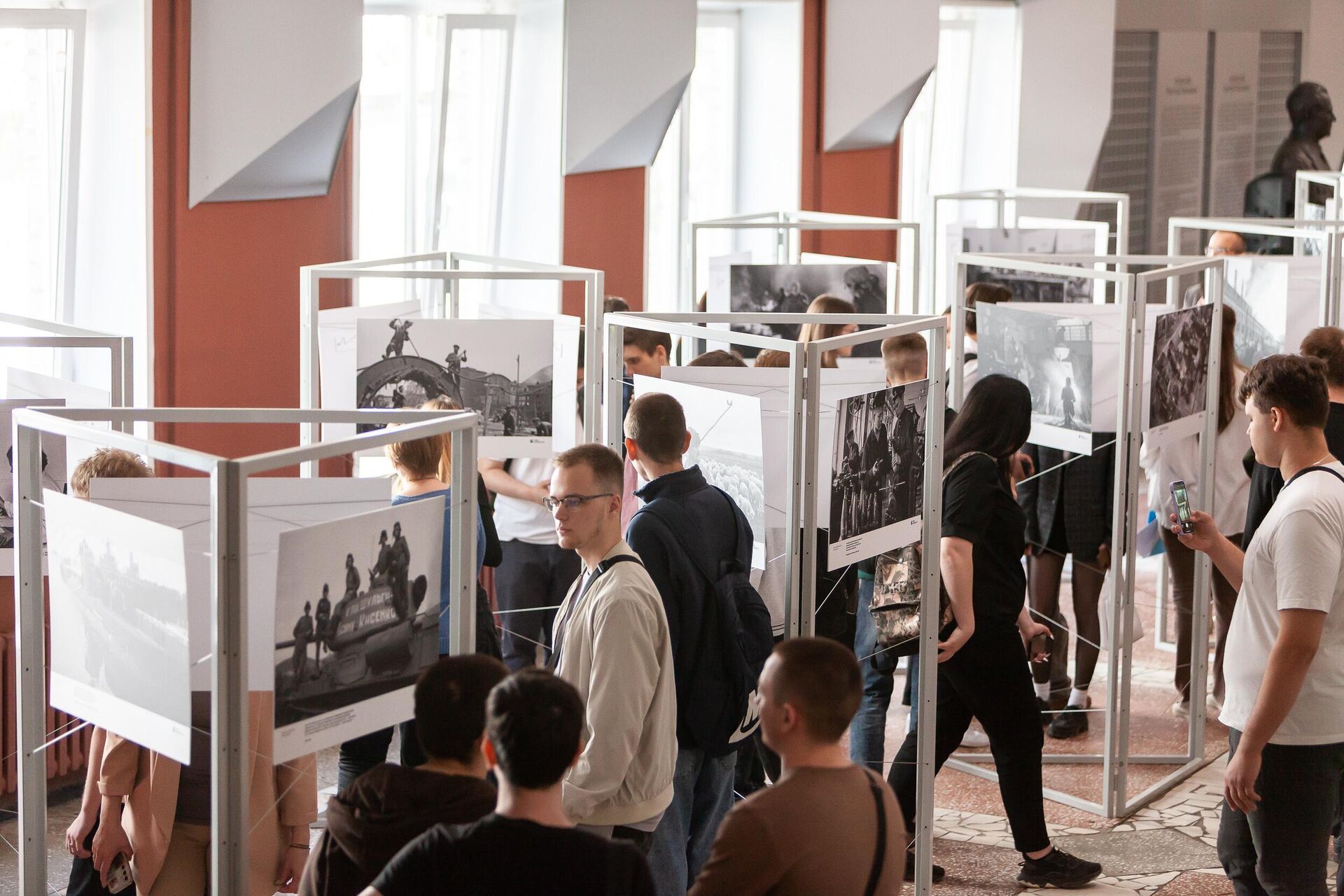 Открытие фотовыставки мультимедийного проекта Освобождение. Путь к Победе в Самарском национальном исследовательском университете имени академика С. П. Королева - РИА Новости, 1920, 25.04.2024