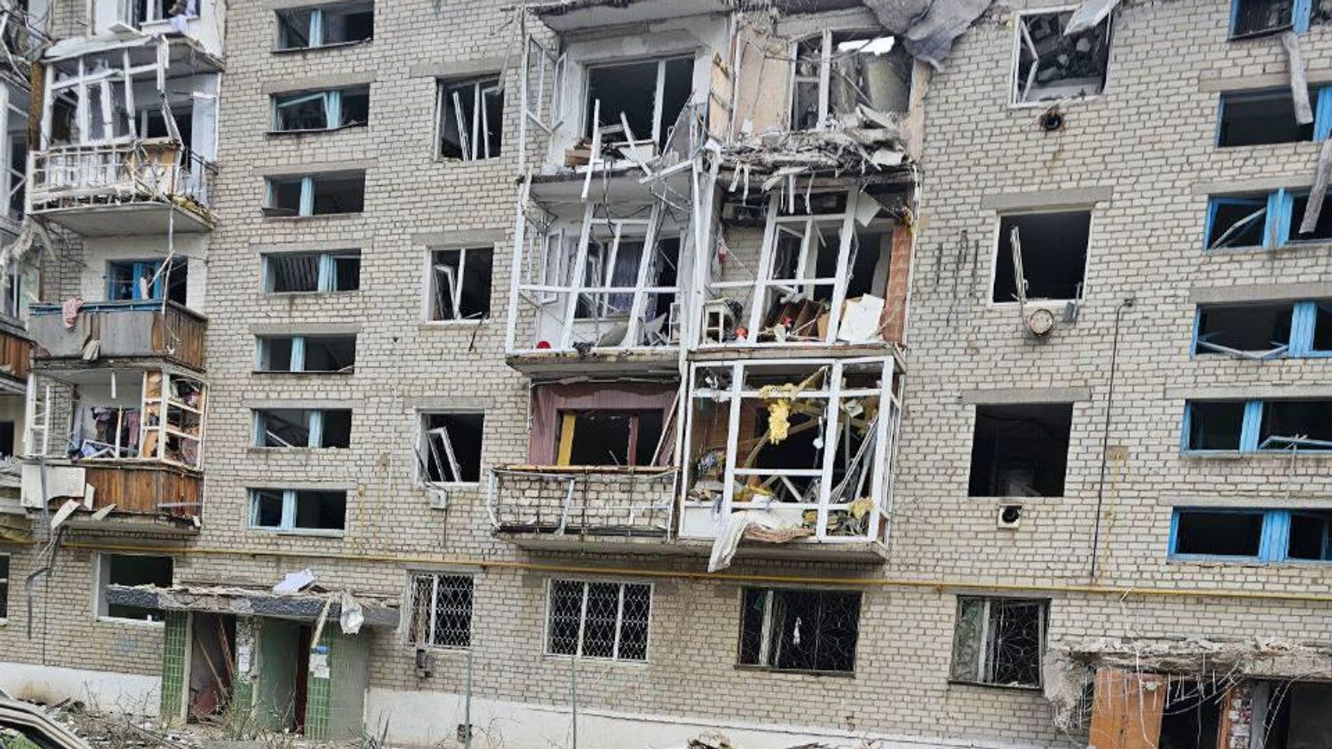 Последствия обстрела многоэтажного дома в Токмаке со стороны ВСУ1