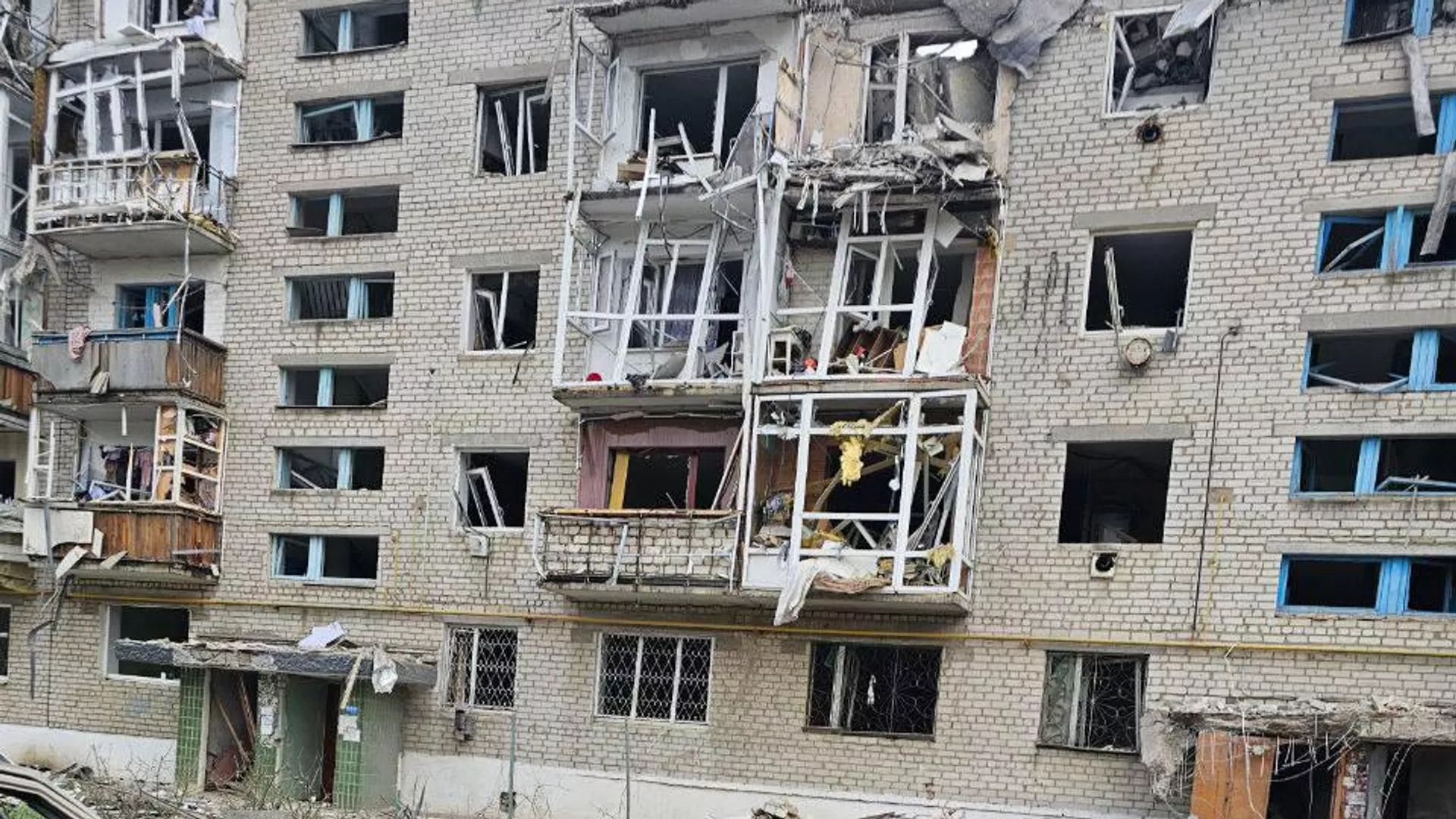 Последствия обстрела многоэтажного дома в Токмаке со стороны ВСУ - РИА Новости, 1920, 26.04.2024