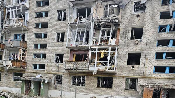 Последствия обстрела многоэтажного дома в Токмаке со стороны ВСУ