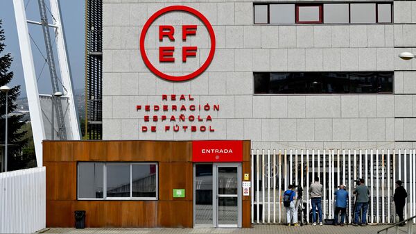 Журналисты у штаб-квартиры в Королевской испанской футбольной федерации (RFEF) Мадриде, Испания