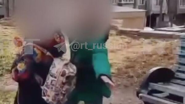 Школьники затравили двух девочек на детской площадке в Холмске Сахалинской области