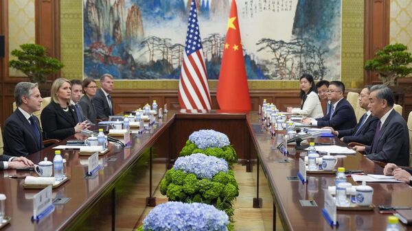 Госсекретарь США Энтони Блинкен и министр иностранных дел Китая Ван И во время встречи в Пекине. 26 апреля 2024