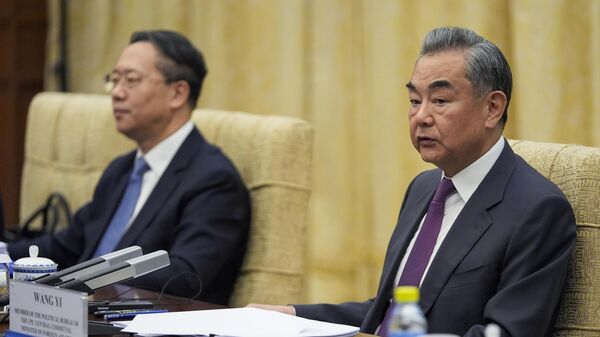 Министр иностранных дел Китая Ван И во время встречи с госсекретарем США Энтони Блинкеном в Пекине. 26 апреля 2024