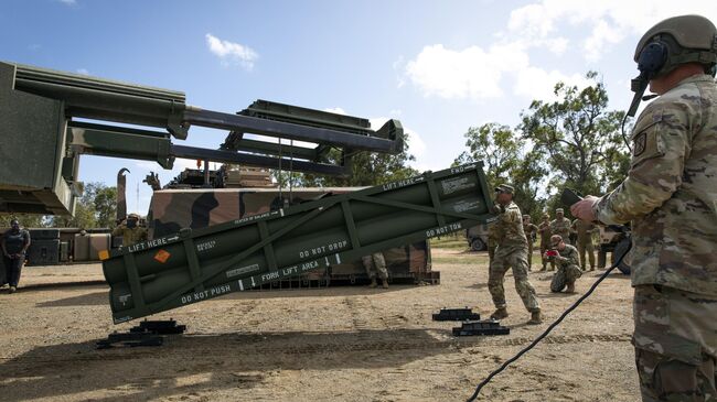 Загрузка ракет ATACMS в высокомобильную артиллерийскую ракетную систему HIMARS. Архивное фото