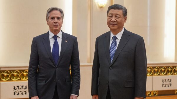 Госсекретарь США Энтони Блинкен и председатель КНР Си Цзиньпин во время встречи в Пекине