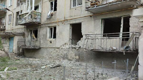 Последствия обстрела жилого дома в городе Новодружеск в ЛНР. 26 апреля 2024