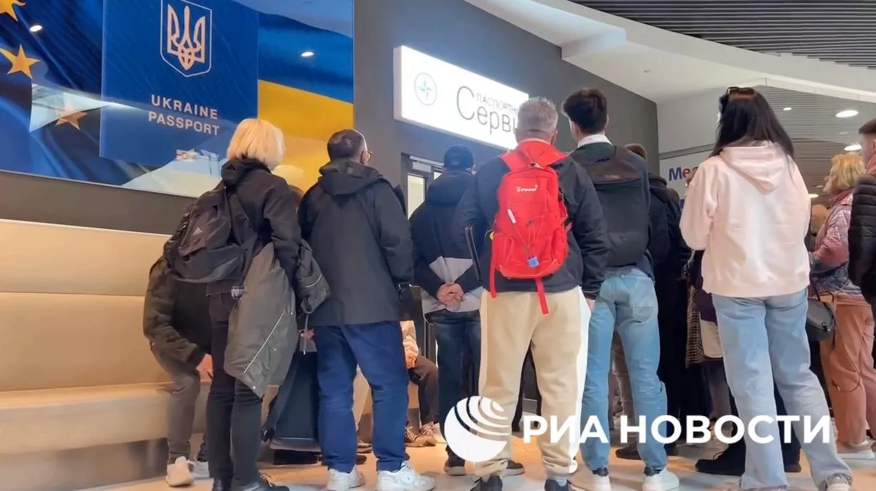 Паспортный центр для граждан Украины в Варшаве Паспортный центр для граждан Украины в Варшаве - РИА Новости, 1920, 12.11.2025