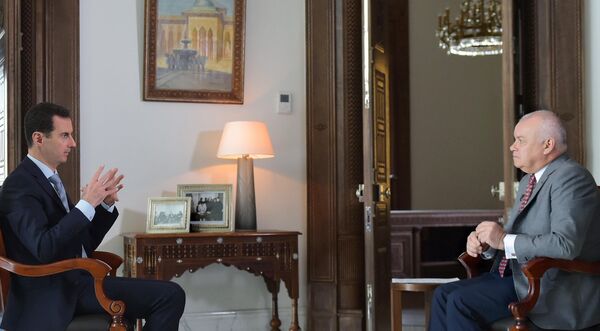 Президент Сирии Башар Асад (слева) во время интервью генеральному директору МИА Россия сегодня Дмитрию Киселеву