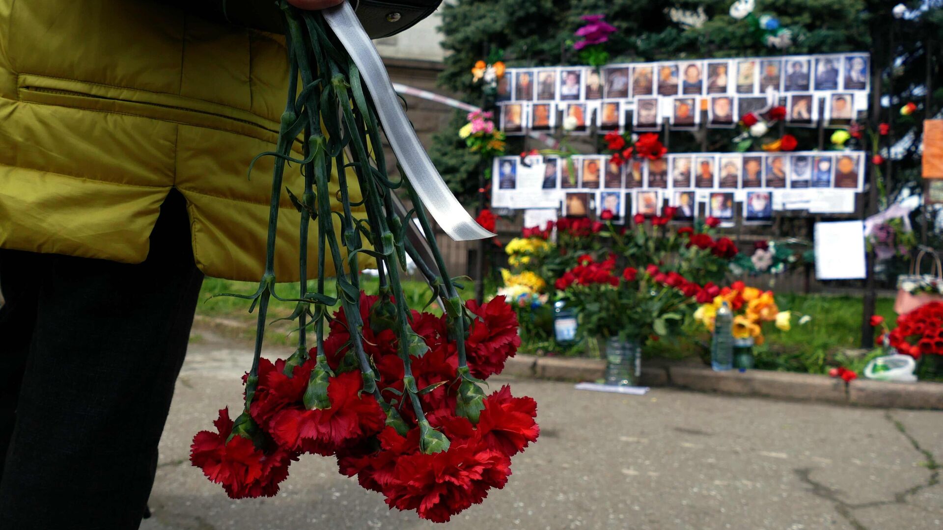 Одесситы приносят цветы к Дому профсоюзов в Одессе, чтобы почтить память погибших в годовщину трагедии на Куликовом поле - РИА Новости, 1920, 02.05.2024