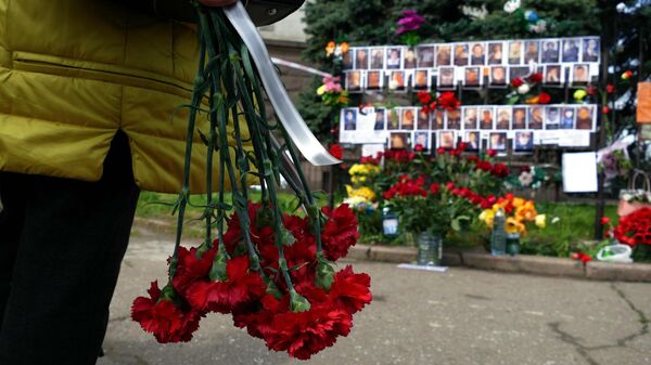 Одесситы приносят цветы к Дому профсоюзов в Одессе, чтобы почтить память погибших в годовщину трагедии на Куликовом поле